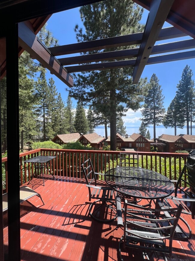 Building Photo - 557 Lakeshore Blvd