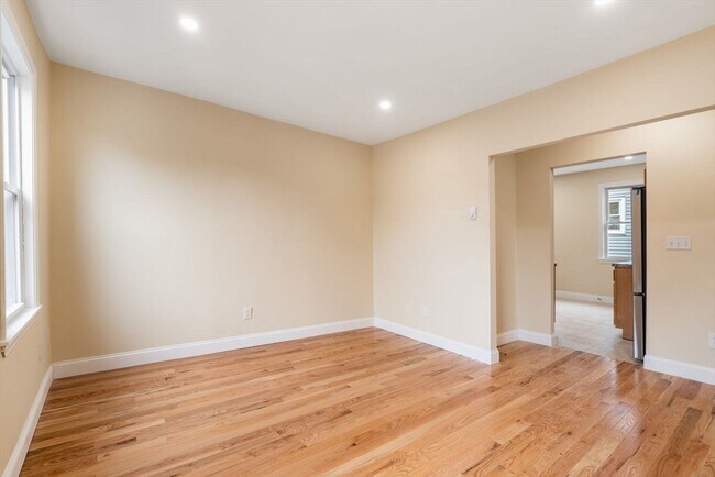 Building Photo - 570 Washington St