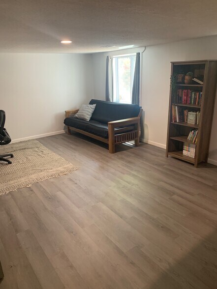 Building Photo - 806 Northlawn St NE