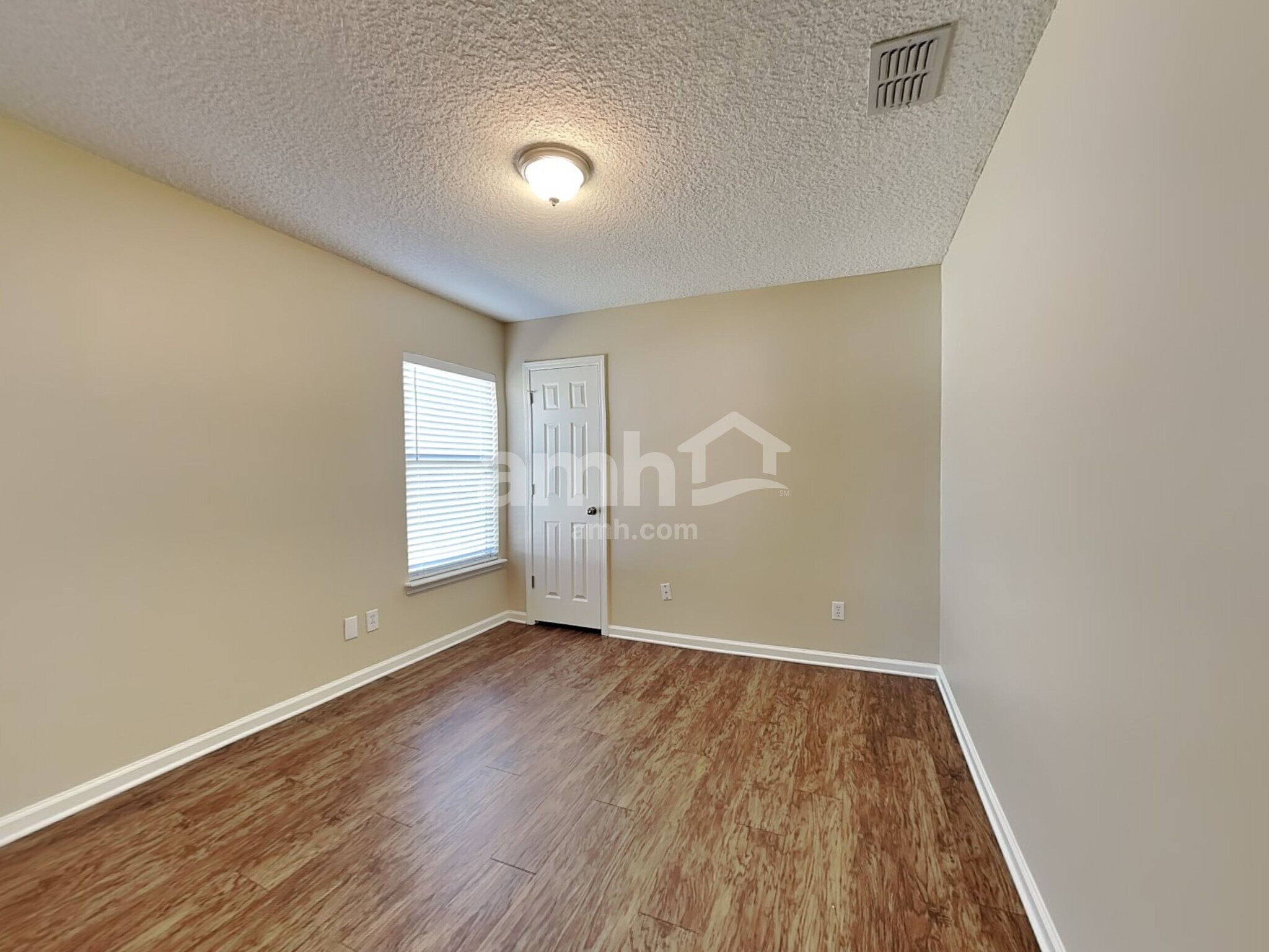 Building Photo - 1379 Samantha Cir E