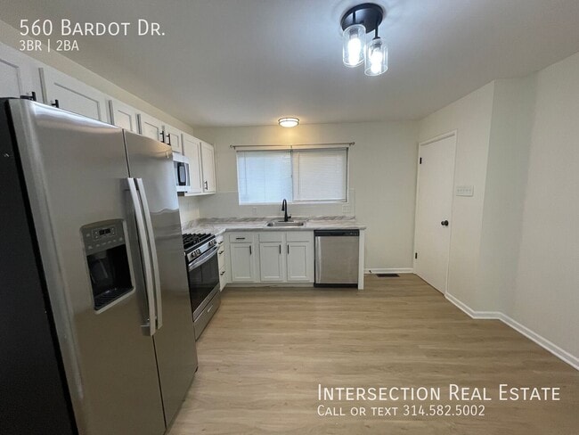 Building Photo - 560 Bardot Dr