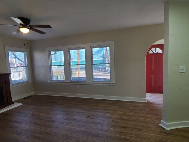 Building Photo - Action Properties R.E.S. Inc offering Central Roseville 2 Bed, 1bath  Carport Parking, Large yard...