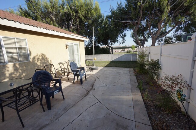 Building Photo - 3 Bedrooms with big backyard