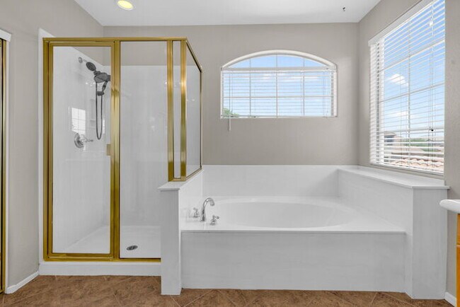 Building Photo - 2032 S Sabrina