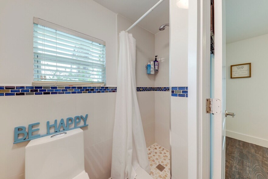 Building Photo - 394 Burton Dr