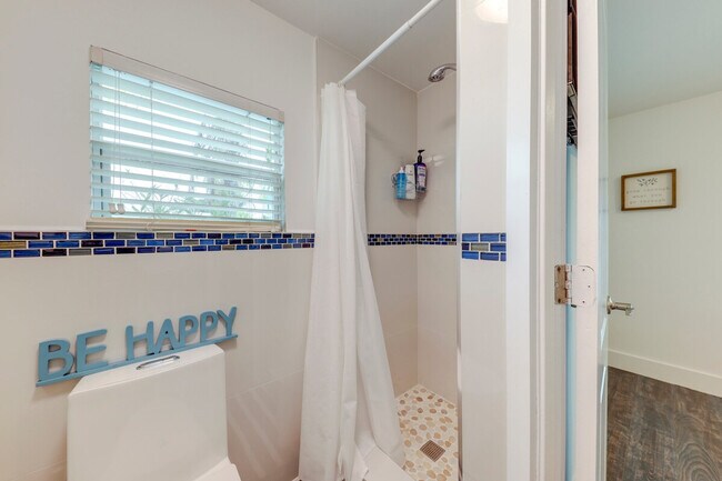 Building Photo - 394 Burton Dr