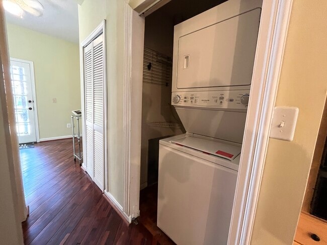 Building Photo - Private room in 3 bedroom Washington Apart...