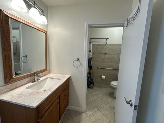Building Photo - Spacious 5-Bedroom Home with Modern Amenit...