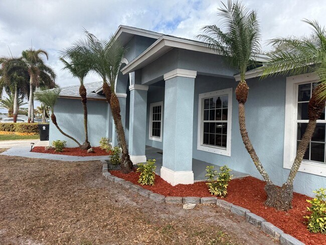 Building Photo - 549 SW Prater Ave