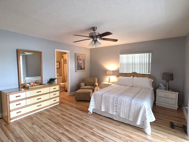 Building Photo - Over 55 Community! Adorable Furnished One Bedroom in Vista Gardens