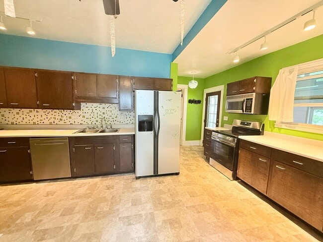 Building Photo - Beautifully Updated 3BR Home with Bonus 3-Season Room & Fenced Yard