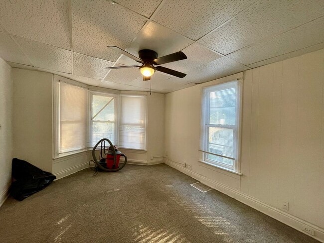 Building Photo - 3 Bed 1.5 Bath House