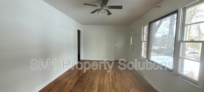 Building Photo - 1907 Apex Pl