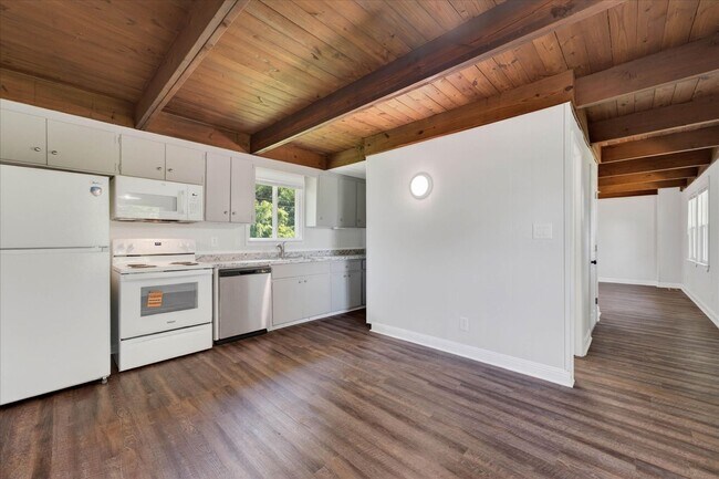 Building Photo - Pet Friendly Three Bedroom!