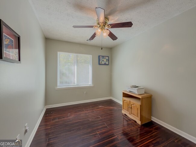 Building Photo - 580 Pineland Cir