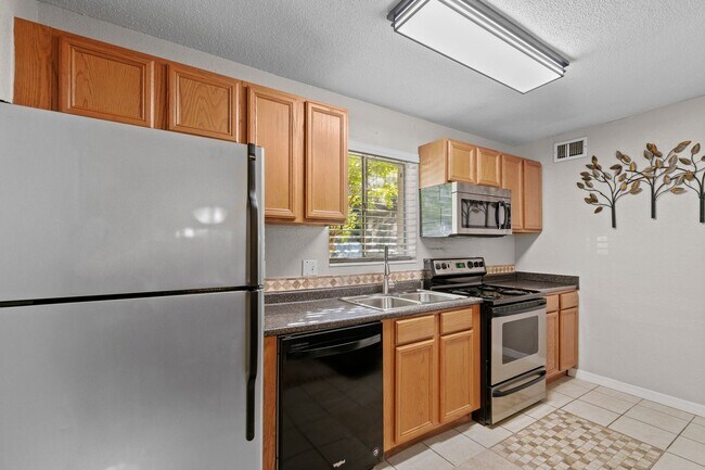 Building Photo - Live in the Heart of Gainesville at Hawthorne Reserve