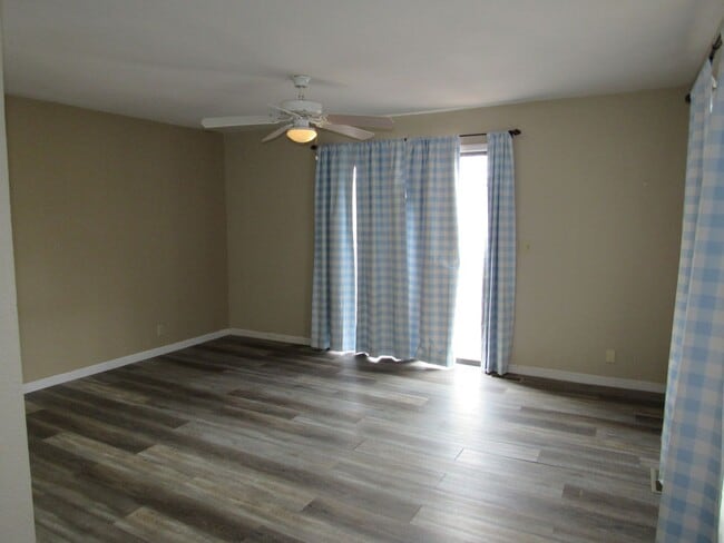 Building Photo - 4 bedroom lake view home