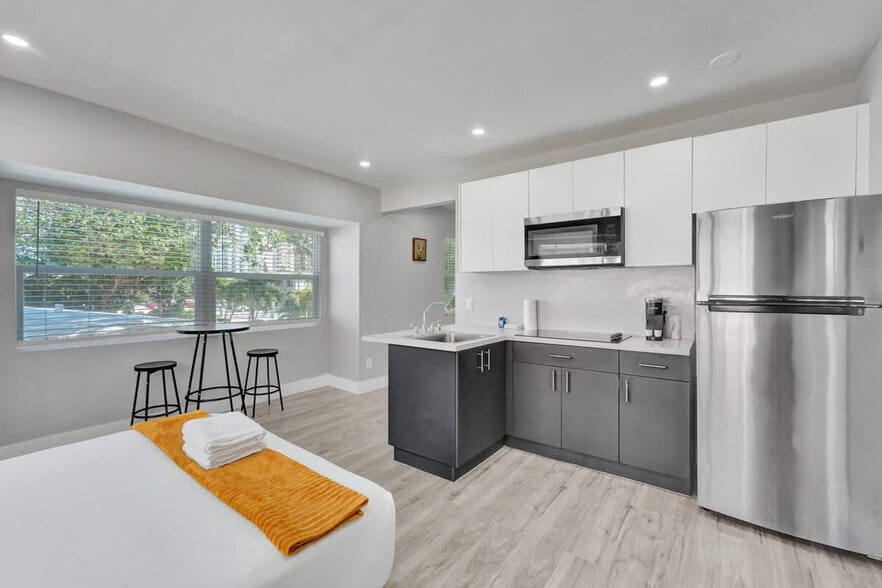 Building Photo - 906 N Riverside Dr