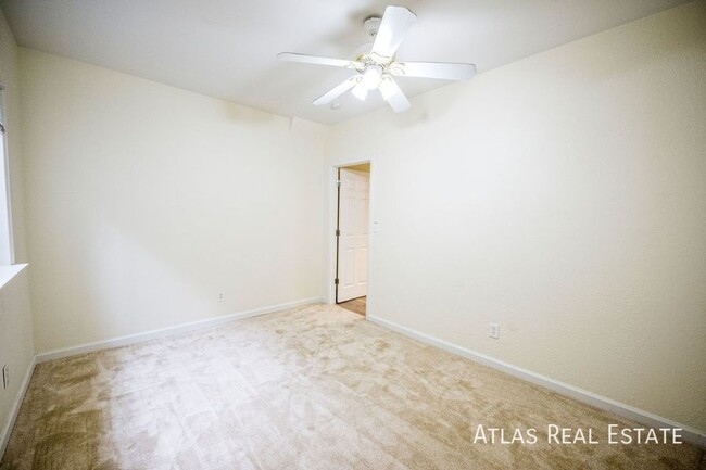 Building Photo - Spacious 2 bedroom in Berkely Just Minutes...