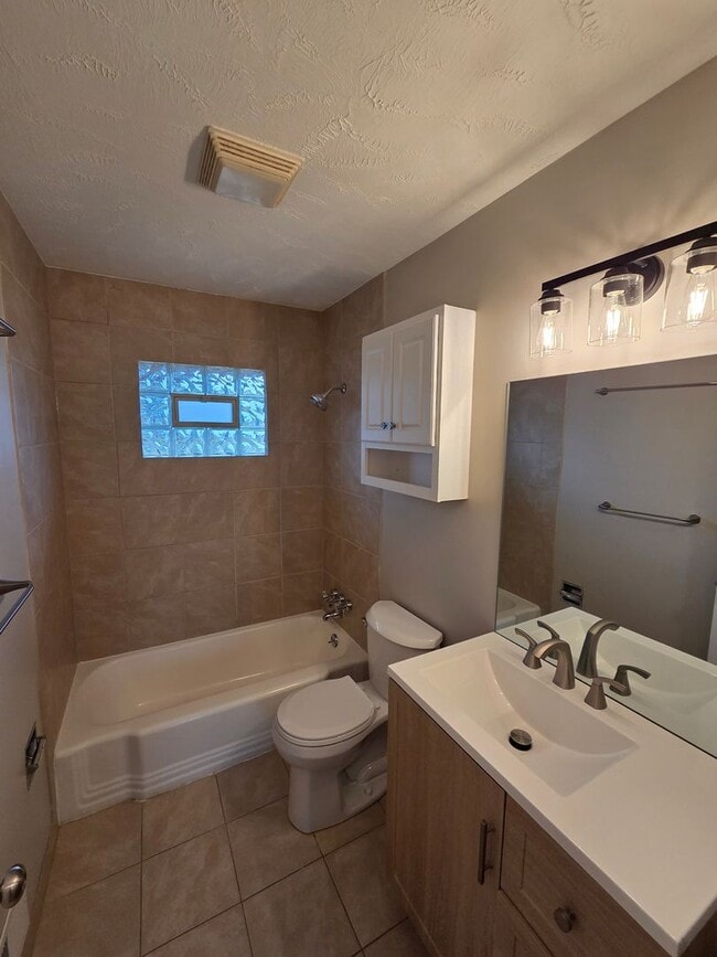 Building Photo - 3 bed, 2 bath, 1 car garage with finished basement, fenced back, newly remodeled