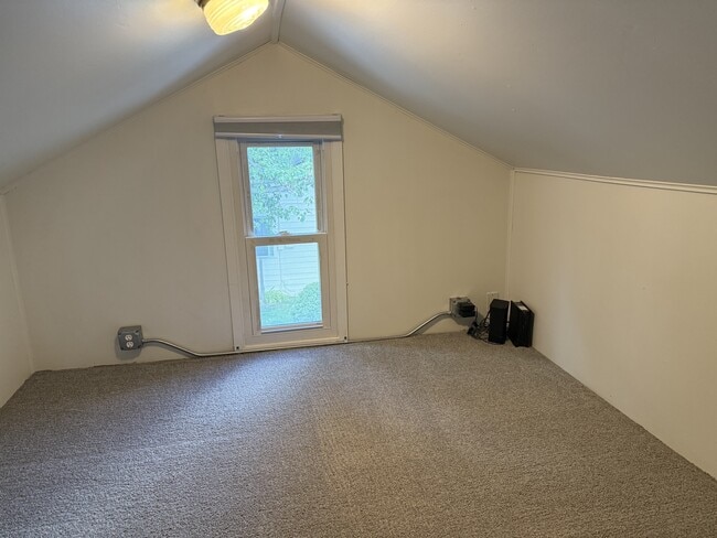 Building Photo - 2704 Poly Dr