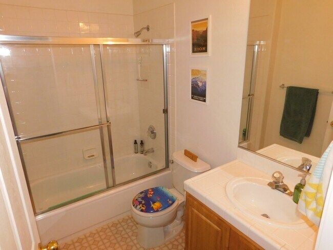 Building Photo - 2 Bed/ 2 Bath upstairs Condo in Guard Gated Painted Desert