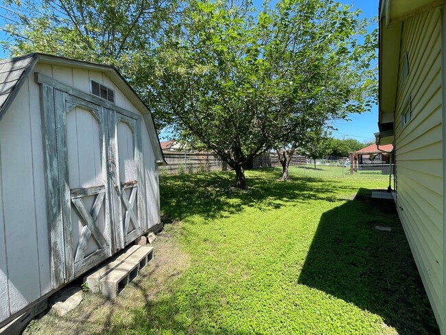 Building Photo - 4714 Mesa Dr