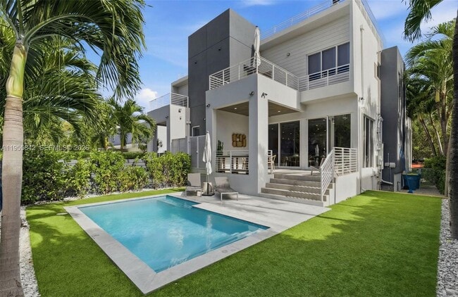 Building Photo - 454 Fernwood Rd