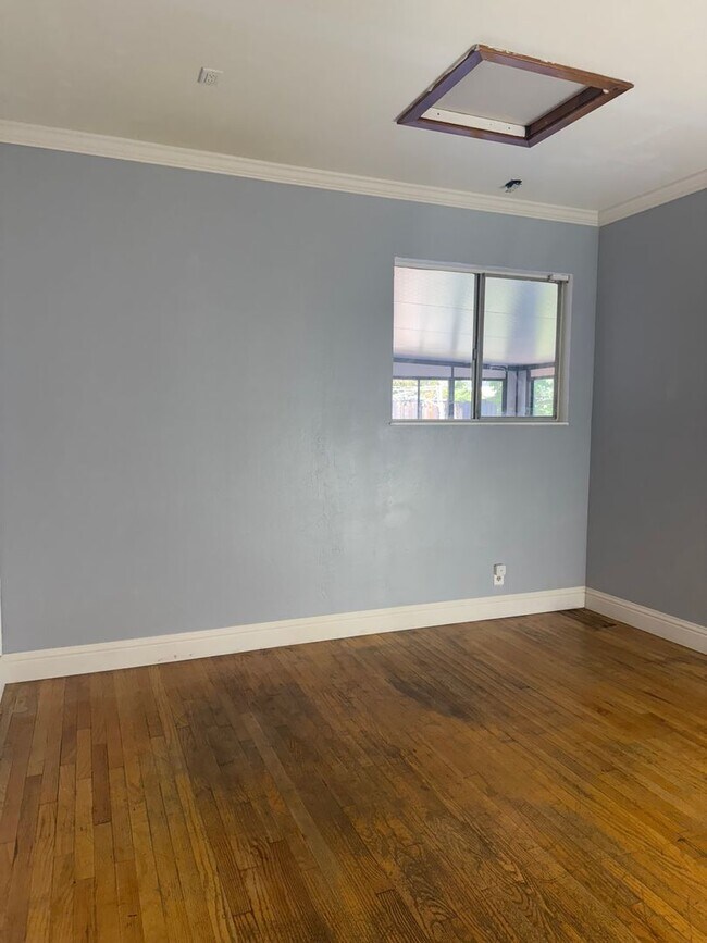 Building Photo - Single Family Home, 4 Bedroom 2 Bath Home ...