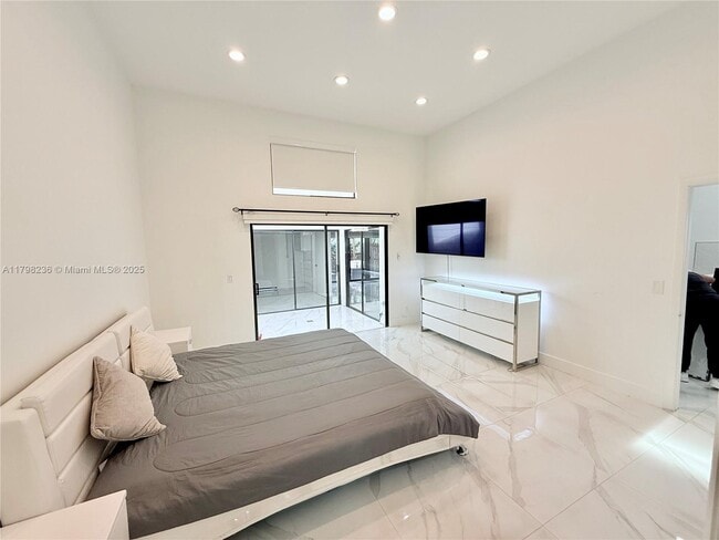 Building Photo - 2751 Parkview Dr S