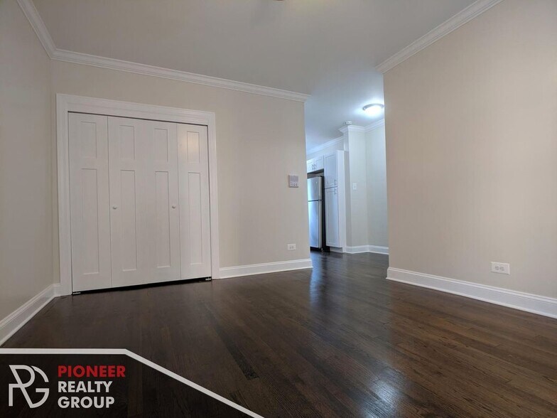 Building Photo - 3817 N Greenview Ave