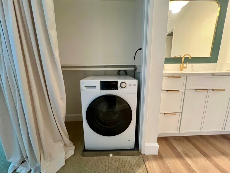 Brand-new washer/dryer combo in unit! - 2221 Ocean Ave