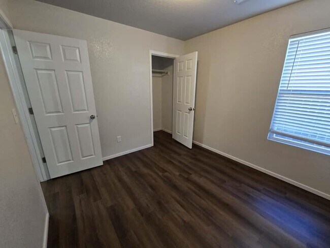 Building Photo - 1144 S Jaybird Ln