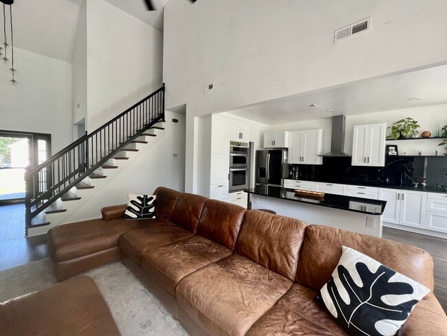 Building Photo - 4BD/2.5BA Gorgeous Home with Fence Backyar...