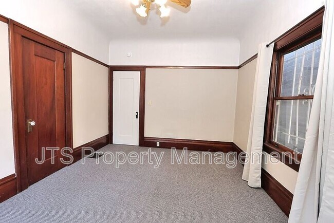Building Photo - 1015 27th St