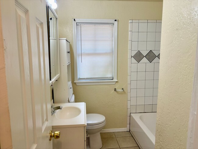 Building Photo - 3152 SW 39th St
