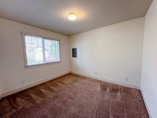 Building Photo - 3-Bedroom Duplex Just Blocks from WWU