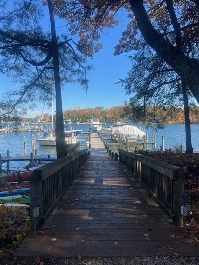 Building Photo - Gorgeous home with boat slip and water views