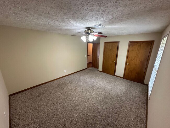 Building Photo - Single Family home in Greenhill Area!
