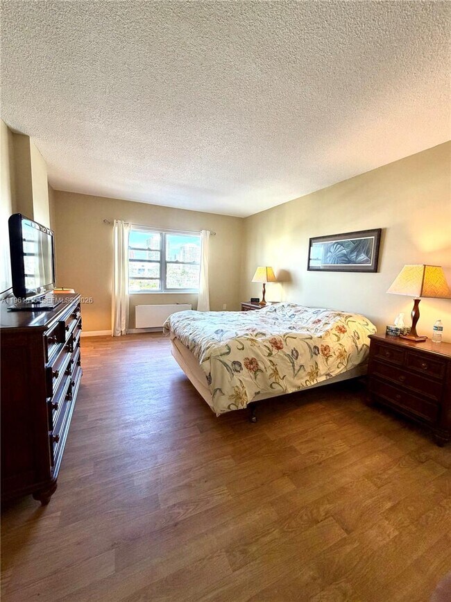 Building Photo - 400 Kings Point Dr