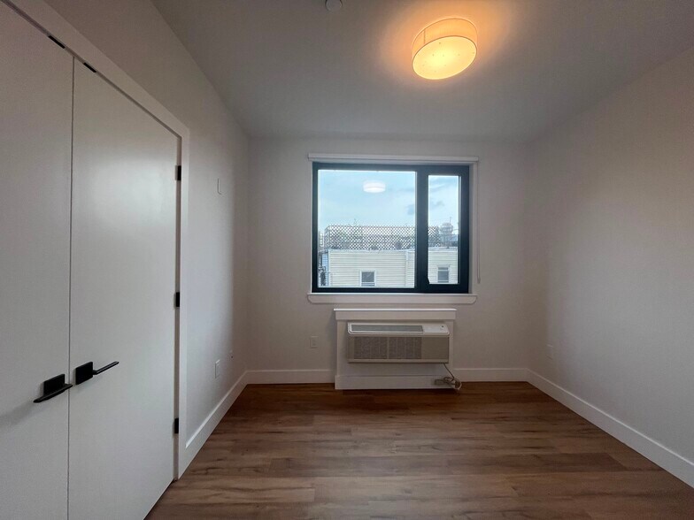 Building Photo - 506 Communipaw Ave