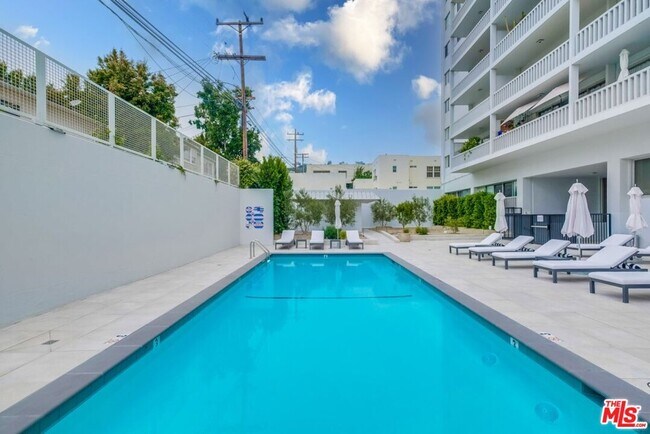 Building Photo - 999 N Doheny Dr