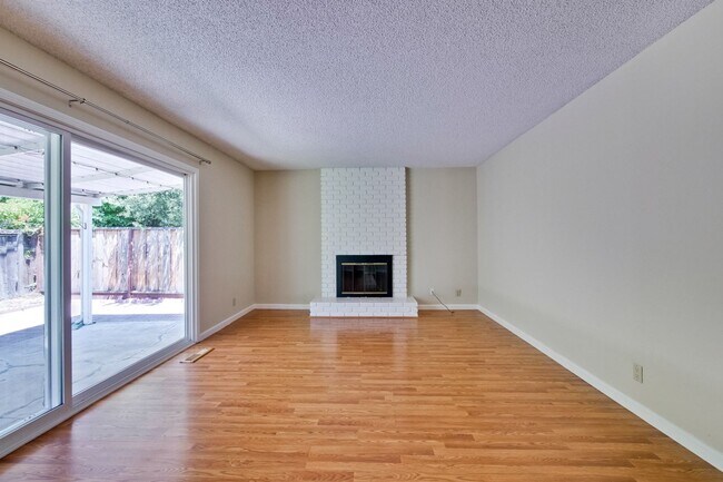 Building Photo - 1341-1343 Kingfisher Way