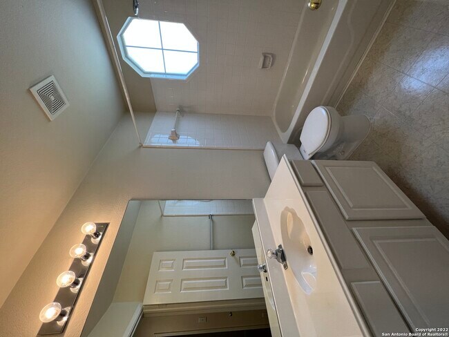 Building Photo - 6114 Oakwood Trail