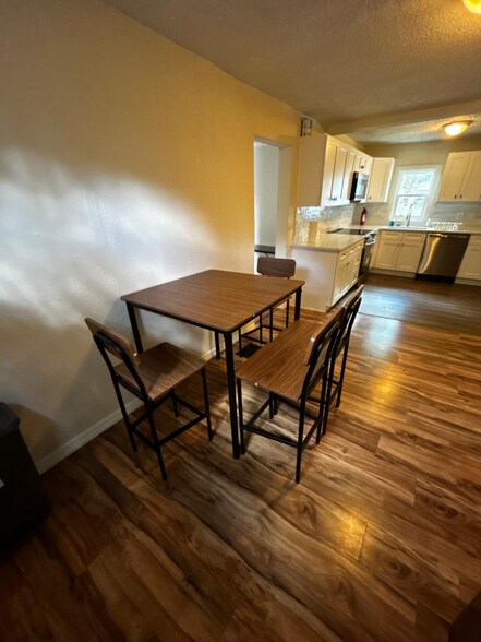 Building Photo - 1104 E Genesee St