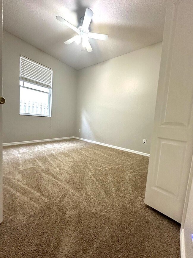 Building Photo - Beautiful 3 bed/2 bath home in Hunter's Cr...