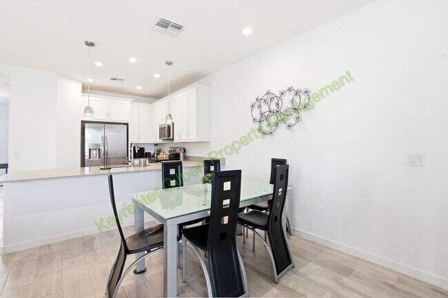 Building Photo - Fully-Furnished End Unit Gilbert Home in Warner Meadow Community