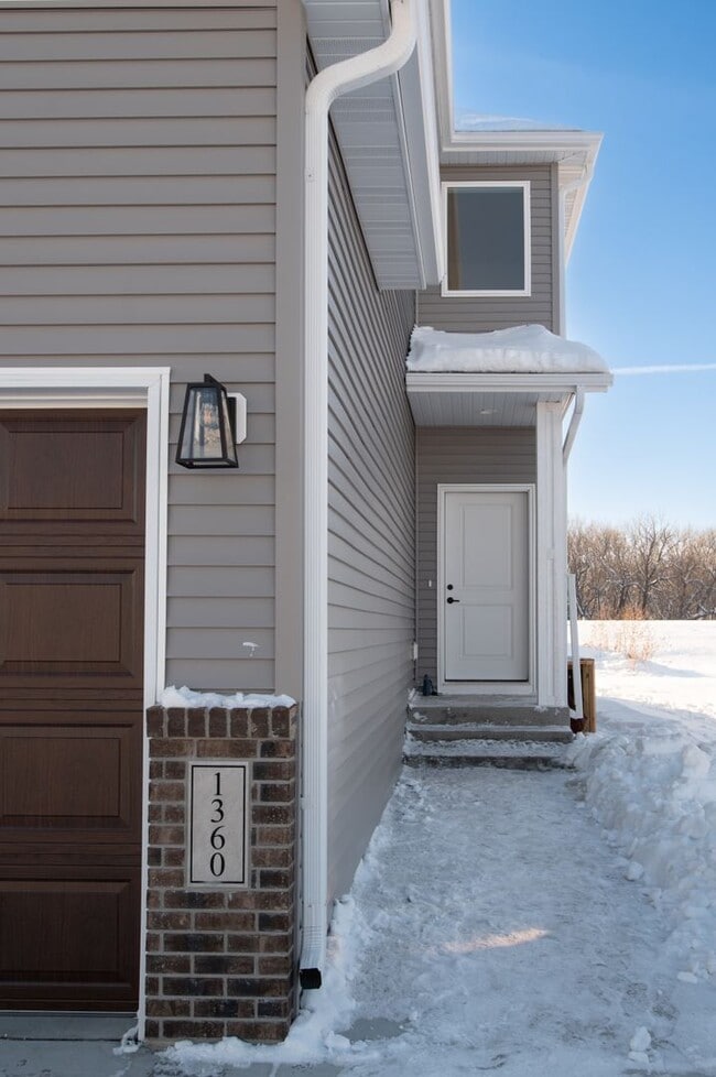 Building Photo - 3 Bed 2.5 Bath Single Family Home