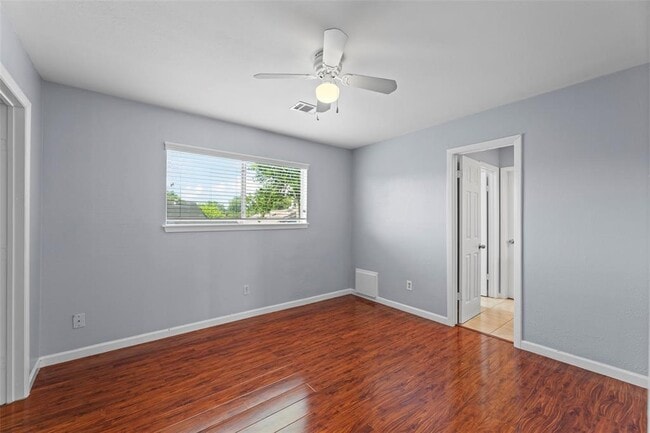 Building Photo - 11111 Midhurst Dr