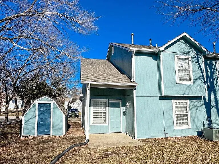 Building Photo - 1327 E 21st Ter